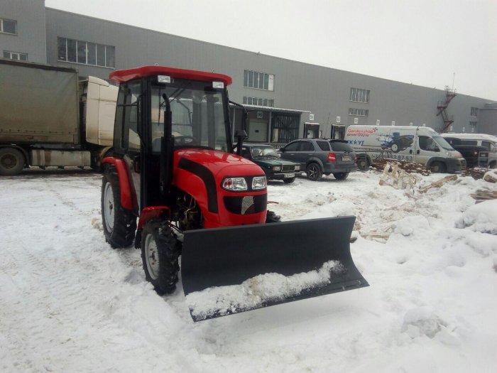 Расчистка участка парковки от снега в Рязани